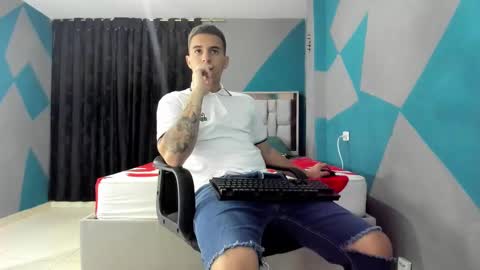 Snapshot of simonkeler chatting on 12/29/24, 12:30 SIMON KELER online show from 12/29/24, 12:30