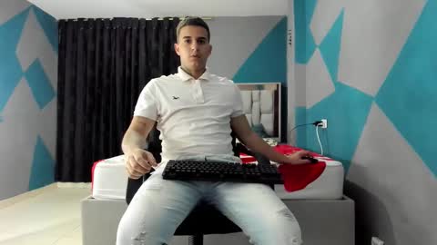 Snapshot of simonkeler chatting on 12/30/24, 11:37 SIMON KELER online show from 12/30/24, 11:37