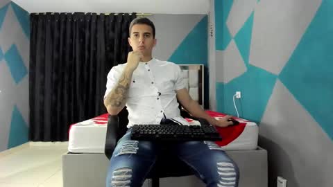 Snapshot of simonkeler chatting on 01/06/25, 07:42 SIMON KELER online show from 01/06/25, 07:42