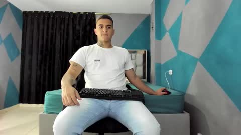 Snapshot of simonkeler chatting on 03/05/25, 01:10 SIMON KELER online show from 03/05/25, 01:10