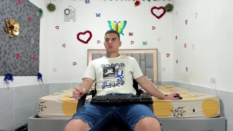 Snapshot of simonkeler chatting on 09/11/25, 01:17 SIMON KELER online show from 09/11/25, 01:17