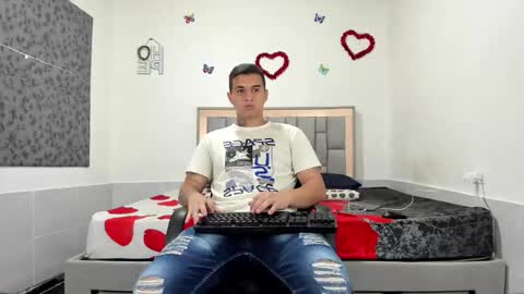 Snapshot of simonkeler chatting on 10/08/25, 11:52 SIMON KELER online show from 10/08/25, 11:52