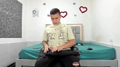 Snapshot of simonkeler chatting on 10/16/25, 02:07 SIMON KELER online show from 10/16/25, 02:07