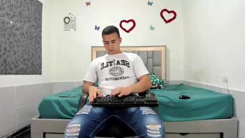 Snapshot of simonkeler chatting on 10/18/25, 02:25 SIMON KELER online show from 10/18/25, 02:25