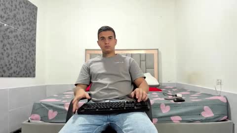 Snapshot of simonkeler chatting on 12/02/25, 10:53 SIMON KELER online show from 12/02/25, 10:53