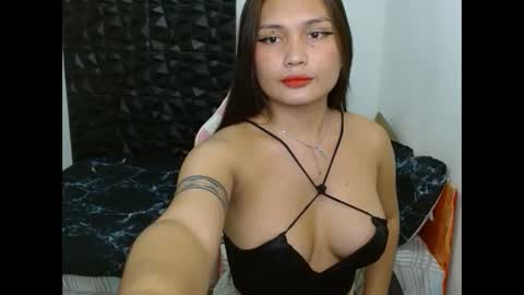 Snapshot of sinampot chatting on 12/21/24, 01:58 hi im thalia nice to meet you please give me thumbs up 3 online show from 12/21/24, 01:58