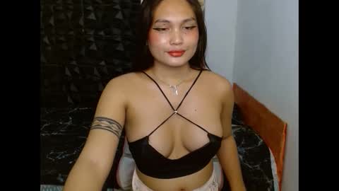Snapshot of sinampot chatting on 01/31/25, 02:37 hi im thalia nice to meet you please give me thumbs up 3 online show from 01/31/25, 02:37