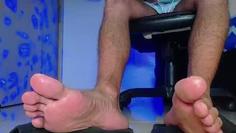 only foot                         worshipers here online show from 11/03/25, 04:47