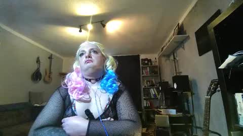 Snapshot of sissylovedoll chatting on 12/21/24, 01:21 Tiffany Candy online show from 12/21/24, 01:21