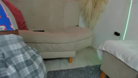 Snapshot of skarletsexy chatting on 01/18/25, 01:18 Skarlet online show from 01/18/25, 01:18