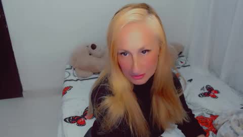 Snapshot of skarlett2072 chatting on 12/20/25, 11:17 Arlett online show from 12/20/25, 11:17