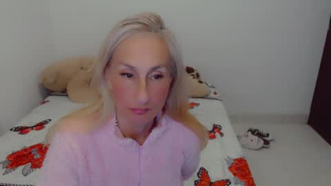 Snapshot of skarlett2072 chatting on 05/19/26, 03:57 Arlett online show from 05/19/26, 03:57