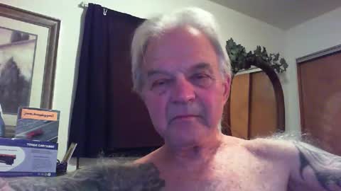 Snapshot of skeeeziks chatting on 05/19/26, 01:44 skeeeziks online show from 05/19/26, 01:44