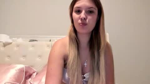 Snapshot of skiimaskabby chatting on 09/23/25, 04:15 skiimaskabby online show from 09/23/25, 04:15