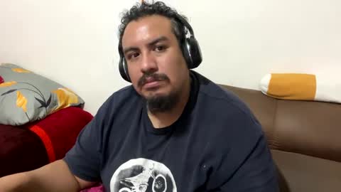 Snapshot of skinhell chatting on 12/09/24, 12:23 Elias online show from 12/09/24, 12:23