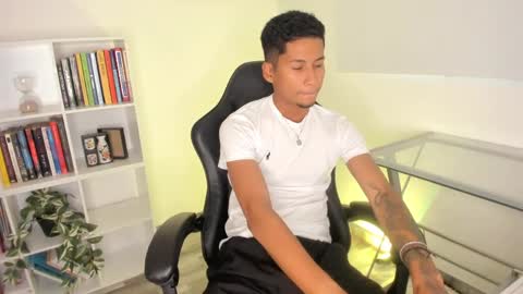 Snapshot of skinny_dlhh chatting on 03/27/26, 11:04 skinny_dlhh online show from 03/27/26, 11:04