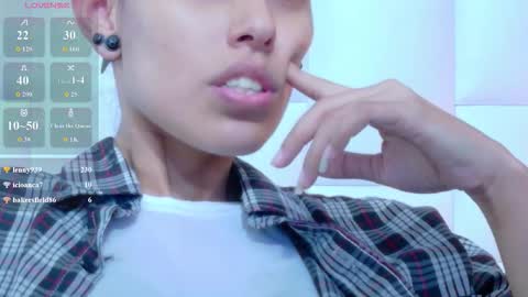 Snapshot of skinnyneighbour_ chatting on 03/24/26, 03:22 Karla online show from 03/24/26, 03:22