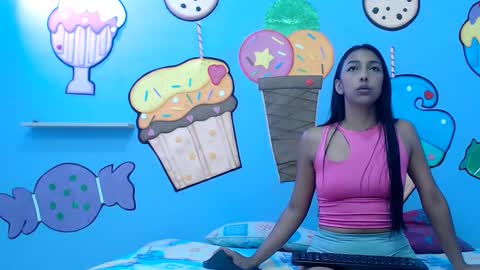 Snapshot of skinnysexzara18 chatting on 01/13/26, 01:33 zarfa online show from 01/13/26, 01:33