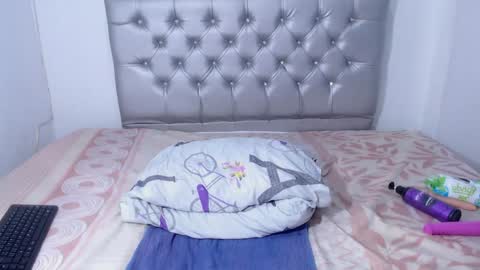 Snapshot of skinnyy_andtight chatting on 02/08/25, 06:33 Alexa online show from 02/08/25, 06:33