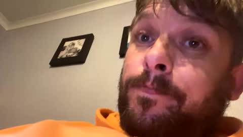 Snapshot of skuzzy25 chatting on 10/04/25, 05:49 skuzzy25 online show from 10/04/25, 05:49