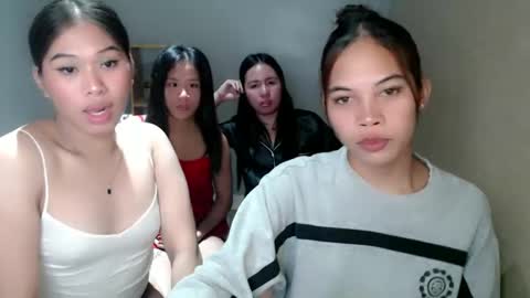 Snapshot of sky_fox_sweetxx chatting on 12/16/24, 01:11 online show from 12/16/24, 01:11