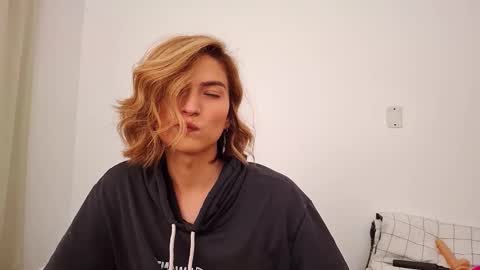 Snapshot of skyamber8v2 chatting on 02/14/26, 01:57 Vi online show from 02/14/26, 01:57