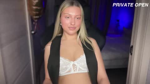 Snapshot of skyffi chatting on 02/18/25, 08:58 GARRY AND SOPHIA online show from 02/18/25, 08:58