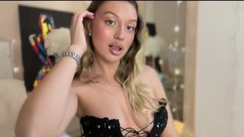 Snapshot of skyffi chatting on 12/18/25, 06:47 GARRY AND SOPHIA online show from 12/18/25, 06:47