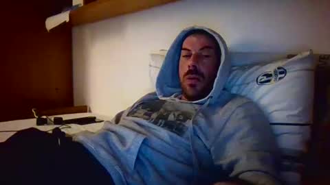 Snapshot of slevin1983 chatting on 12/31/24, 12:21 slevin online show from 12/31/24, 12:21