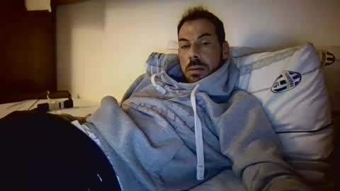 Snapshot of slevin1983 chatting on 03/09/25, 09:25 slevin online show from 03/09/25, 09:25