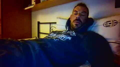 Snapshot of slevin1983 chatting on 11/16/25, 02:44 slevin online show from 11/16/25, 02:44