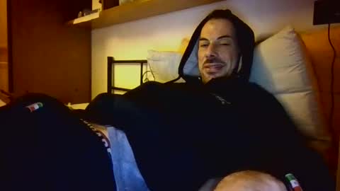 Snapshot of slevin1983 chatting on 02/20/26, 02:41 slevin online show from 02/20/26, 02:41