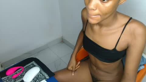 Snapshot of slim_wetpussyy chatting on 07/12/26, 07:10 Bella online show from 07/12/26, 07:10