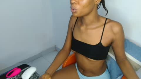 Snapshot of slim_wetpussyy chatting on 07/14/26, 08:14 Bella online show from 07/14/26, 08:14