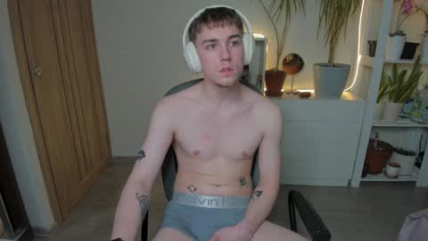 Snapshot of slippery_baby chatting on 01/19/25, 04:25 Mila online show from 01/19/25, 04:25