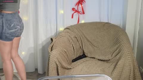 Snapshot of slow_flower chatting on 12/19/25, 12:12 Emilia online show from 12/19/25, 12:12