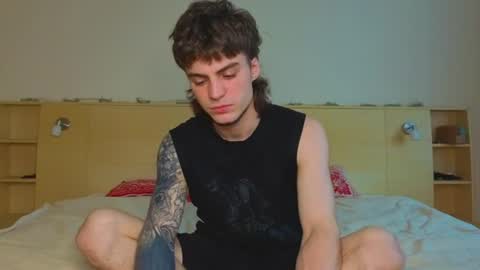 Snapshot of sly_gus chatting on 06/23/26, 02:37 Gus online show from 06/23/26, 02:37