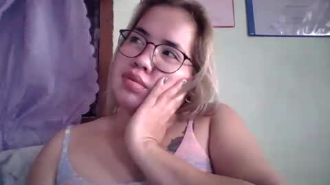 Snapshot of small_boobs59 chatting on 09/23/25, 03:42 Lovewella online show from 09/23/25, 03:42