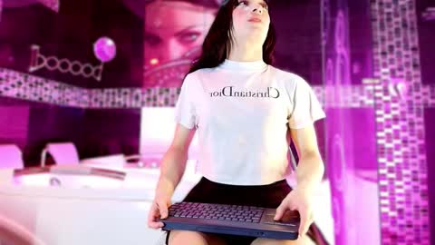 Small Hot19 online show from 12/18/25, 11:05