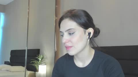 Snapshot of smile_forever_ chatting on 10/22/25, 09:20 Bella online show from 10/22/25, 09:20