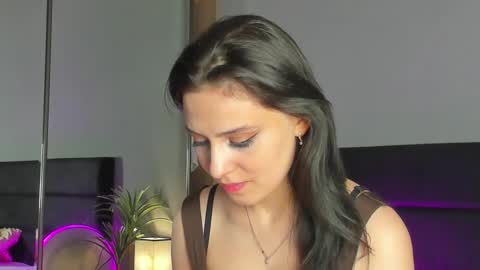 Snapshot of smile_forever_ chatting on 11/14/25, 09:52 Bella online show from 11/14/25, 09:52