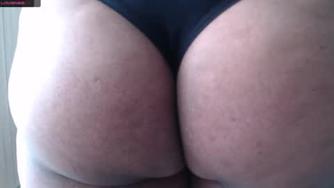 Snapshot of smilet_milf chatting on 01/10/25, 06:38 Smileth online show from 01/10/25, 06:38