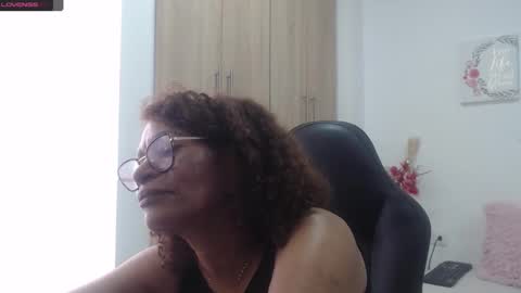 Snapshot of smilet_milf chatting on 02/21/25, 06:04 Smileth online show from 02/21/25, 06:04
