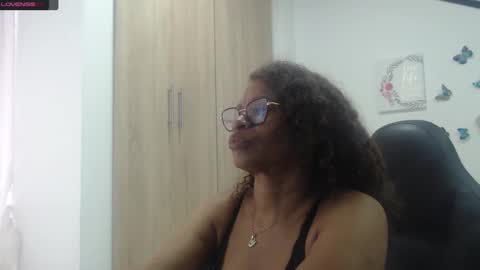 Snapshot of smilet_milf chatting on 02/27/25, 12:02 Smileth online show from 02/27/25, 12:02