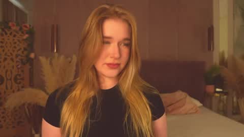 Snapshot of smiley_mia_ chatting on 05/26/26, 05:25 Mia online show from 05/26/26, 05:25