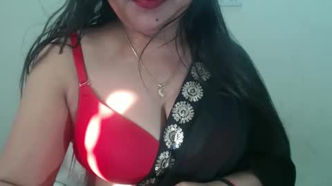 Snapshot of smiley_queen99 chatting on 05/18/26, 01:45 smiley online show from 05/18/26, 01:45