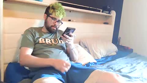 Snapshot of snackonzach chatting on 09/14/25, 02:38 snackonzach online show from 09/14/25, 02:38