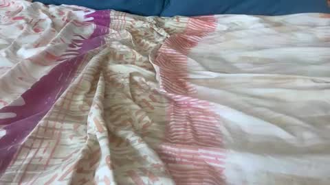 Snapshot of sneakkyuk chatting on 12/17/25, 10:43 sneakkyuk online show from 12/17/25, 10:43