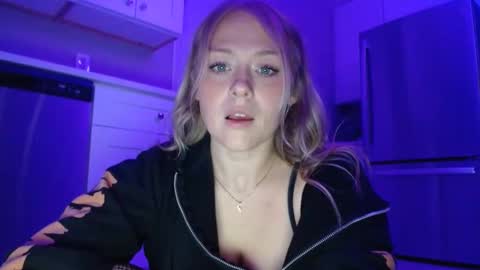 Snapshot of sneakyalicek chatting on 11/17/25, 04:51 sneakyalicek online show from 11/17/25, 04:51