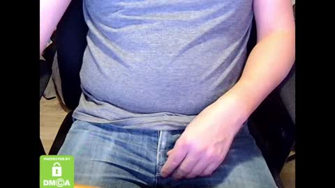 Snapshot of sneakybill82 chatting on 12/29/24, 05:44 Sneakybill online show from 12/29/24, 05:44